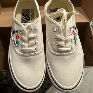 Van’s vr3cush women’s size 7.  New in box